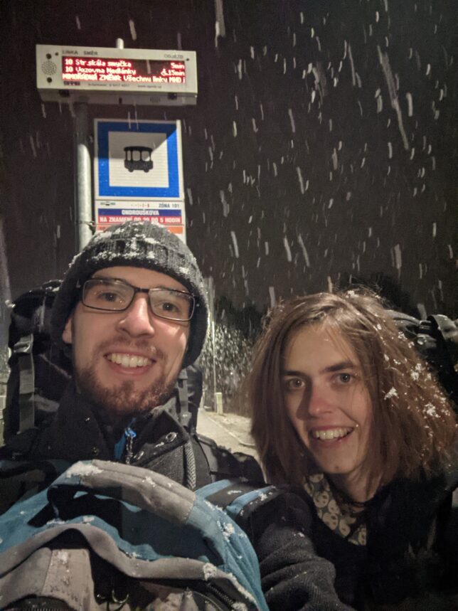 Selfie, jak stojíme na zastávce šaliny a padá na nás mokrý sních